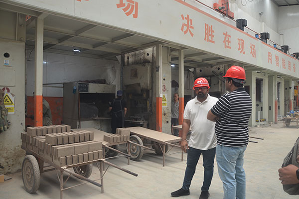 印度客戶對耐火磚產線進行考察